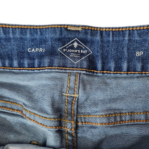 EUC St. John's Bay Mid Rise Relaxed Capri Jeans Sz. 8Px20 Medium Wash Denim - Picture 4 of 10